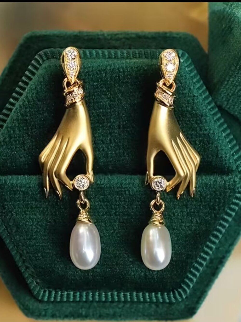 MAVEN Hand-holding pearl earrings